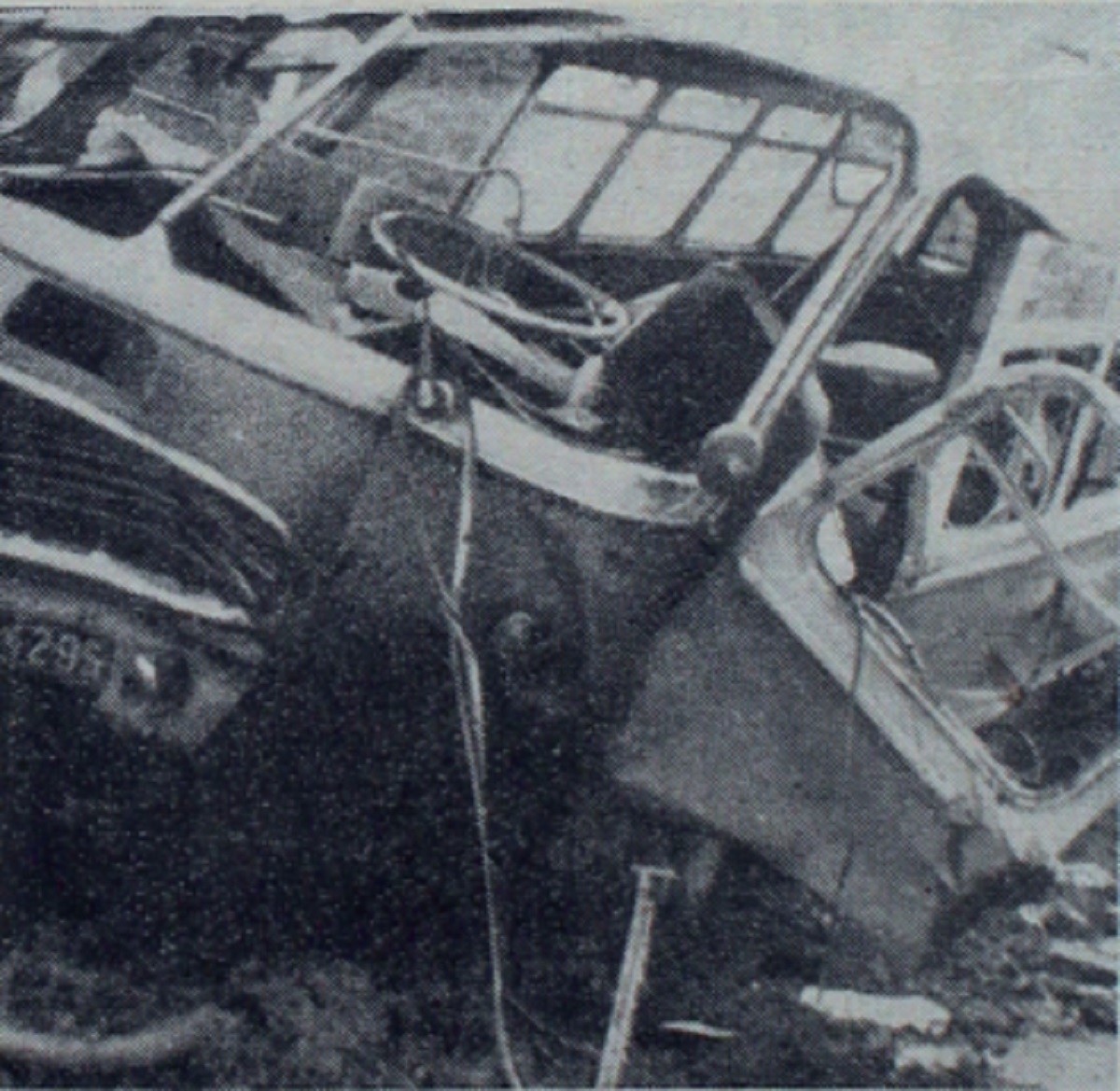 Autokar Jelcz wiozący wycieczkę z Włodawy, zniszczony w wypadku w dniu 20 maja 1970. Fot. J. Leśniewski 