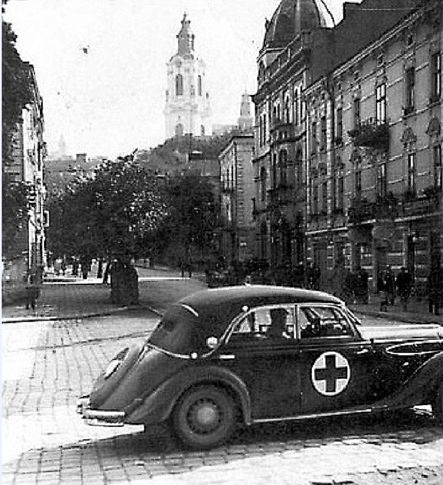 Niemiecki ambulans lekarski na ulicy Jagiellońskiej w Przemyślu. Zbiór prywatny Barbary M. Ch.