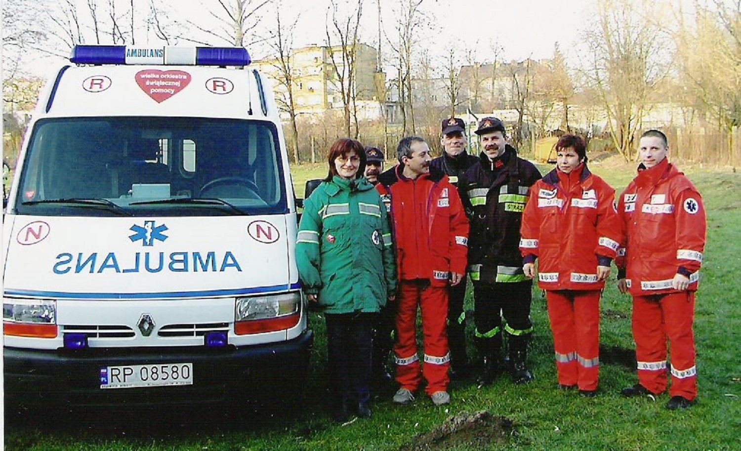 Zespół "R1" w składzie: lek. M. Gofryk, kierowca W. Sokolik, pielęgniarka K. Wawrykowicz, ratownik medyczny M. Dominiczak przy karetce Renault Master będącej darem WOŚP. Fot archiwum WSPR.